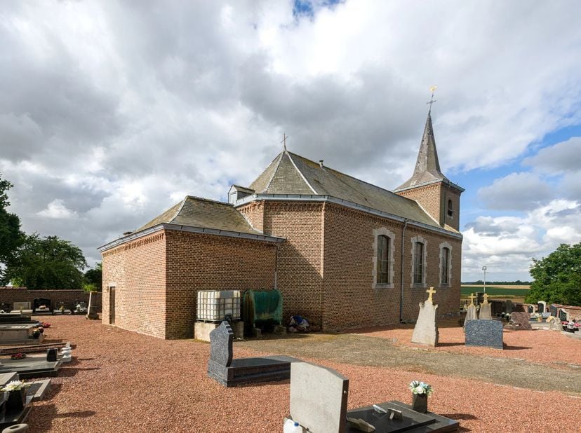 Deze voormalige kerk, gelegen aan de Norbertijnenlaan 2 in Batsheers, biedt een unieke kans voor wie op zoek is naar een pand met karakter en potentie