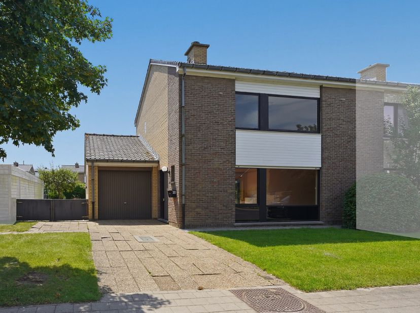 Op een rustige en groene ligging in Koolkerke bevindt zich deze degelijk gebouwde halfopen woning met 3 slaapkamers, ruime garage en aangename tuin. D