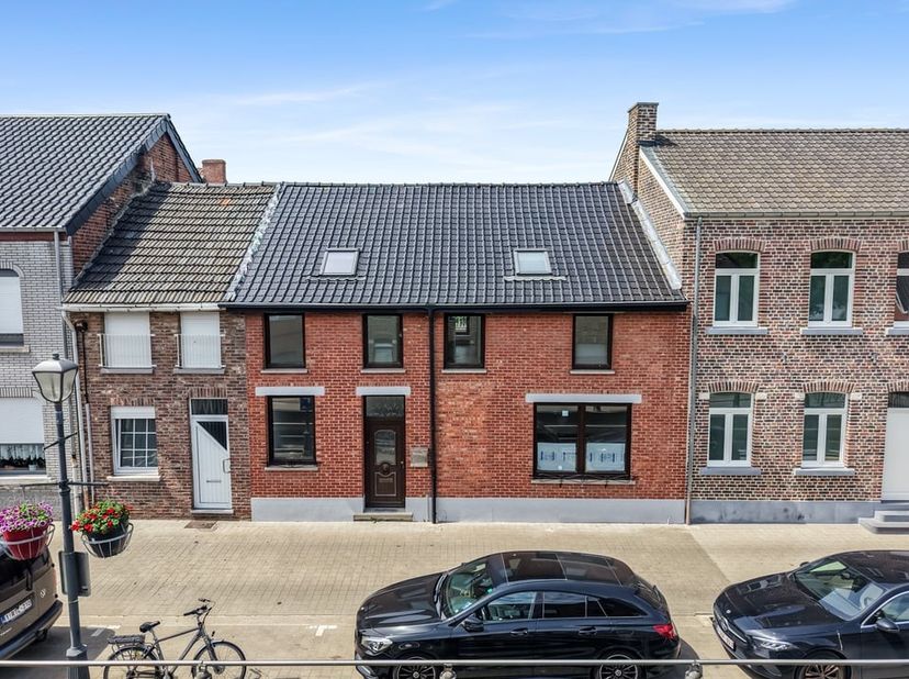<br />
We vinden deze gerenoveerde rijwoning terug in de Schipstraat ter hoogte van nummer 8 te Zoutleeuw. Over de ligging kunnen we niet anders dan l