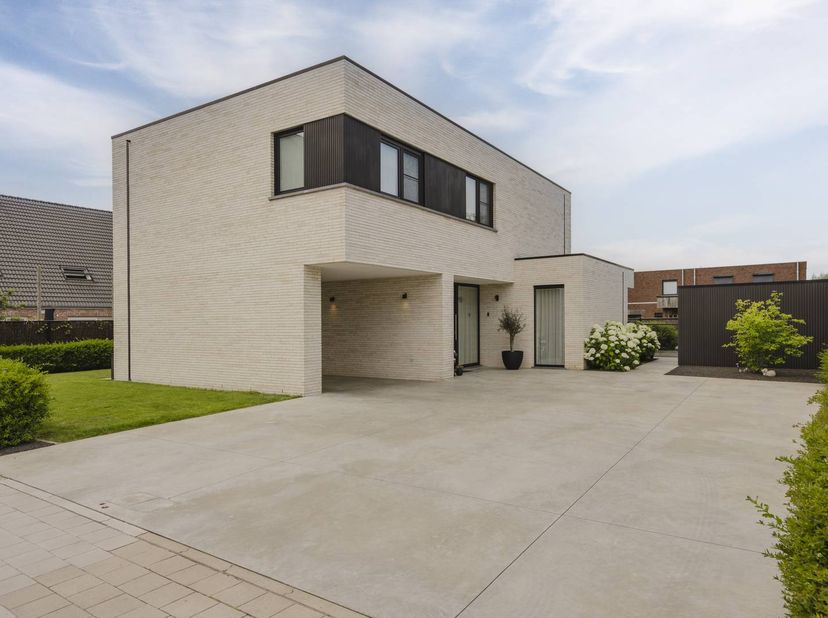 Deze exclusieve, instapklare villa uit 2020 is gelegen in de gegeerde woonwijk Marelput in Roeselare. Met een bewoonbare oppervlakte van 174 m² op een