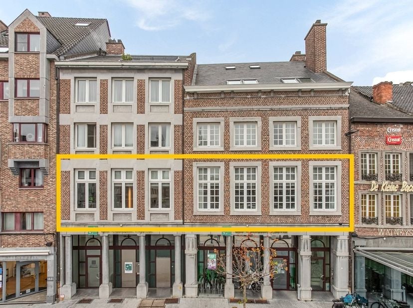 Welkom op de Grote Markt 33 te Sint-Truiden<br />
<br />
Exclusief wonen in het historische hart van de stad<br />
<br />
+++ Bekijkt u dit pand via e
