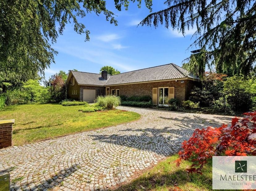 In de absolute rust van de Bremlaan te Sint-Andries, een van de meeste gegeerde locaties rond Brugge, vinden we deze op te frissen villa. Het mooie pe