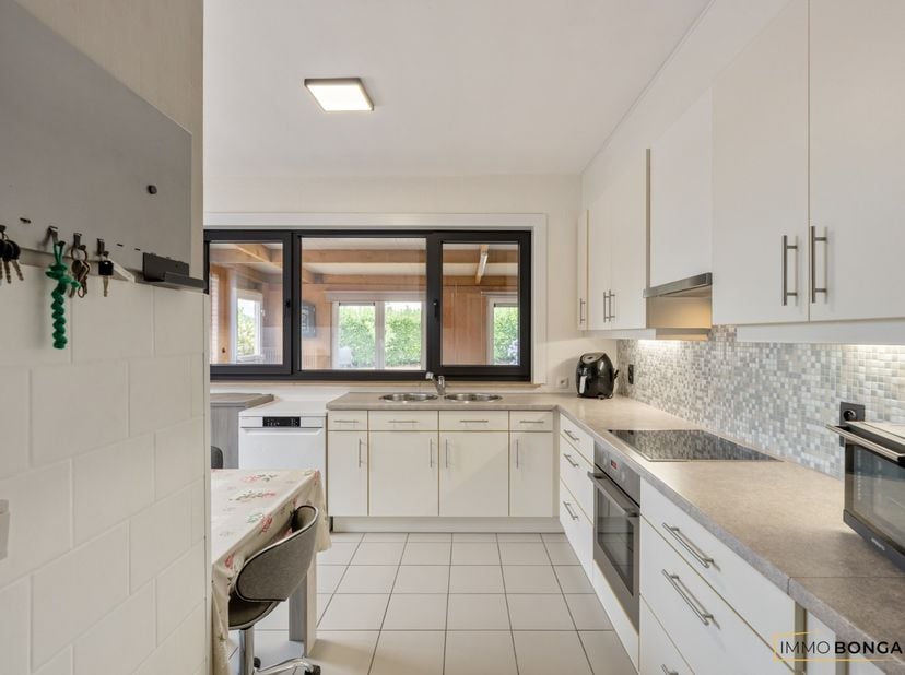 Bent u op zoek naar een ruime gezinswoning op een rustige locatie, maar toch vlak bij alle voorzieningen, dan is deze woning in Bree zeker een bezoek