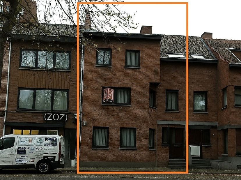 Welkom op het Sint Gangulfusplein 4, waar historisch karakter en hedendaags wooncomfort samenkomen. Deze charmante woning bevindt zich op een absolute
