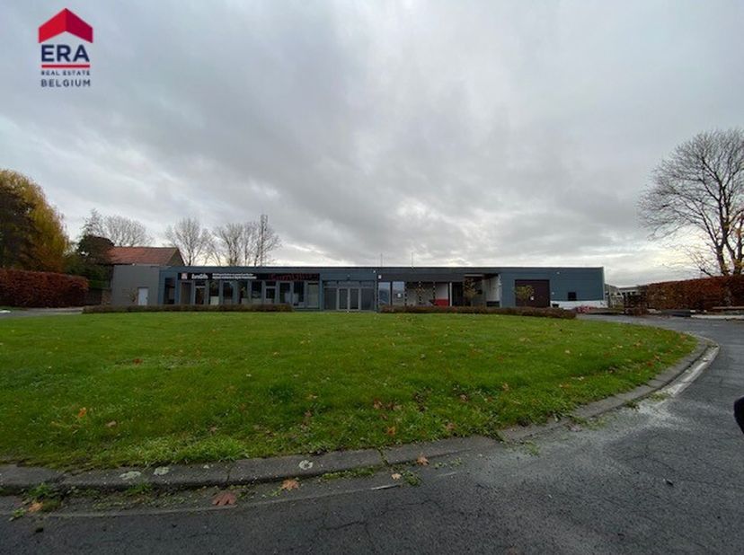 Bedrijfsunit te koop te Wervik opgesplits in 2 delen 23A = 126,20m² * 1067euro/m² = 134.655,40euro exclusief registratie- en notariskosten + 2000euro