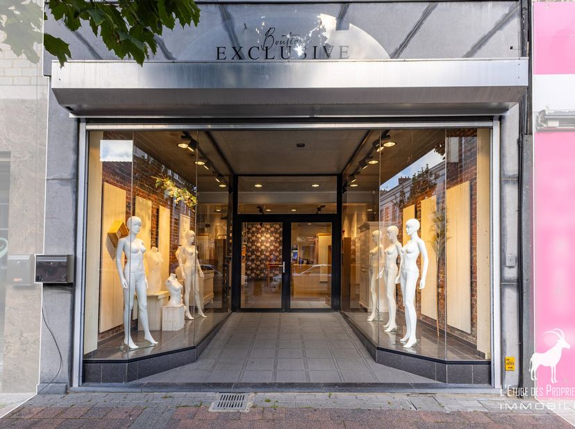 Référence Agence : V7170-405<br />
*** VISITE VIRTUELLE : https://envisite.net/vtour/fr/slbw1h ***<br />
Immeuble commercial idéalement situé au centr