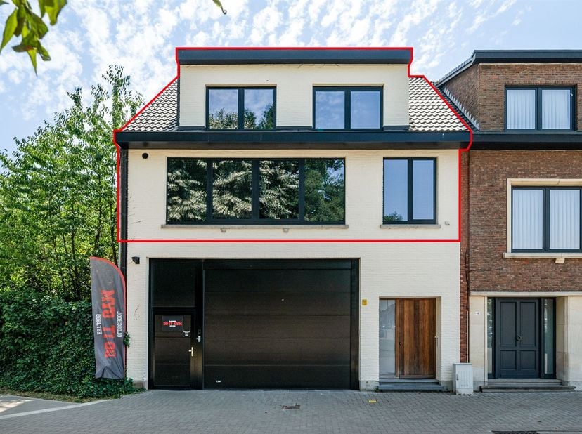 Ruim en compleet gerenoveerd duplex appartement met zonnig terras <br />
<br />
Ontdek deze volledig gerenoveerde en instapklare duplex, gelegen in