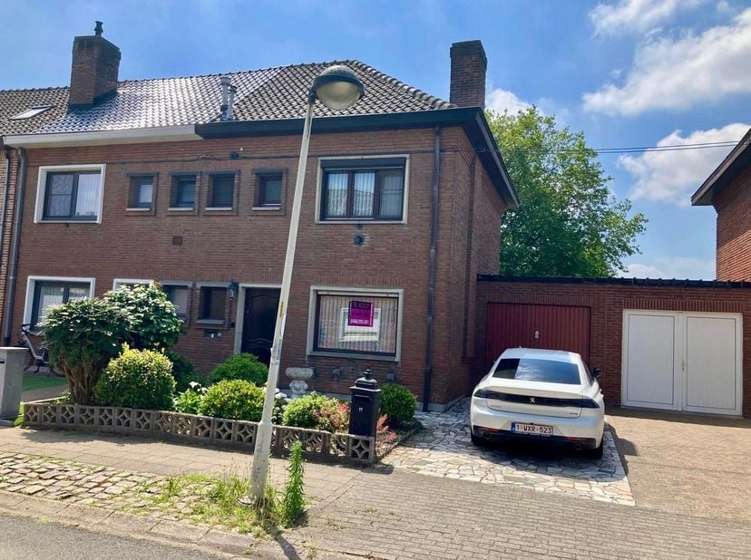 <br />
Indeling gelijkvloers: inkom, gastentoilet, living, keuken, berging-wasplaats, veranda, garage, tuin.<br />
Op de eerste verdieping bevinden zi