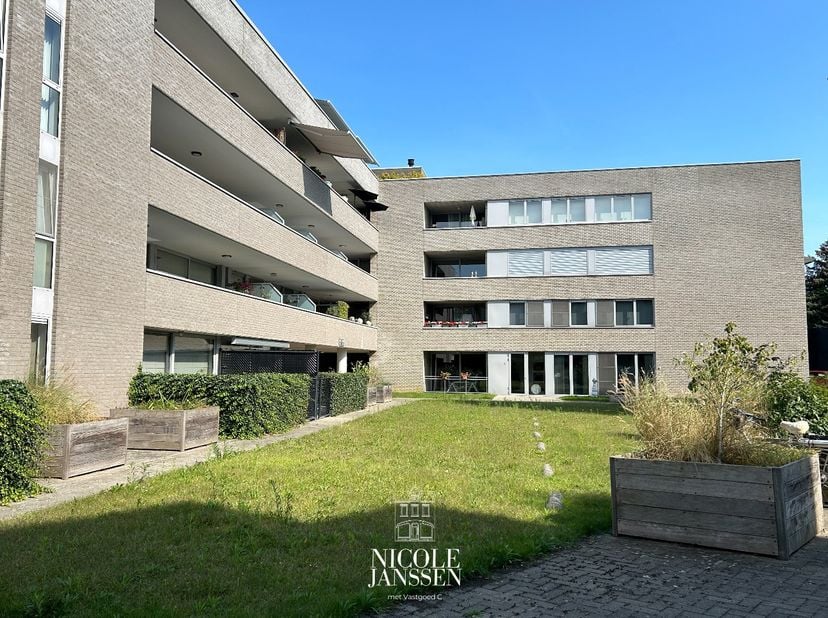Dit instapklaar appartement van ca. 102m² met maar liefst 3 slaapkamers,  mooi overdekt terras en twee autostandplaatsen ligt op de eerste verdieping