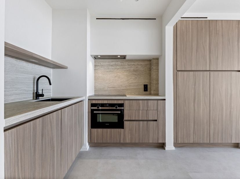 Middelkerke; Ben jij opzoek naar een instapklaar appartement op de zeedijk? Dit volledig gerenoveerde appartement combineert een uitstekende ligging a