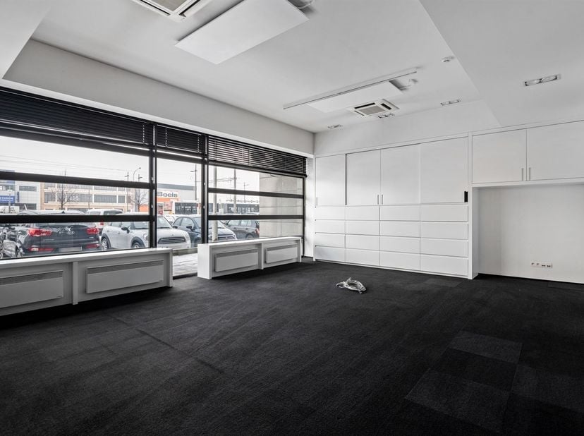 Bureaux à vendre sur un emplacement stratégique à Anvers<br />
Le long de la Noorderlaan à Anvers, ce spacieux espace de bureaux d'environ 331m² est