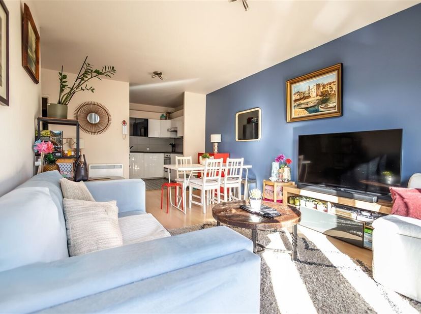 Property One vous propose un appartement  lumineux  idéalement situé dans un environnement calme (en retrait de la voirie) et verdoyant à proximité du