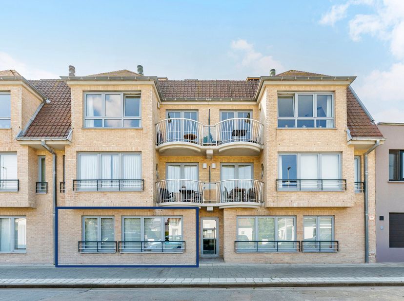 Bent u op zoek naar comfort, ruimte en een rustige locatie in Wenduine? Dit charmante gelijkvloersappartement in de residentie Zandbank biedt alles wa