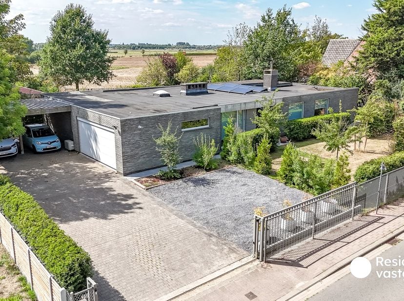 Deze ruime en verzorgde bungalow is gelegen op een prachtig perceel van maar liefst 2.279 m² en combineert comfortabel gelijkvloers wonen met een uitz
