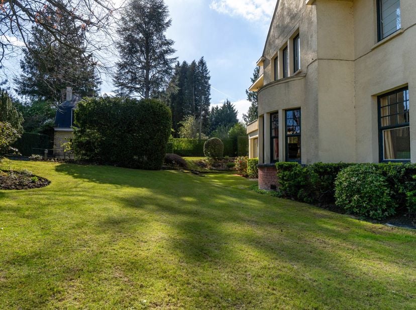BRUSSEL – In de onmiddellijke nabijheid van de Hippodroom van Bosvoorde en het Ter Kamerenbos, karaktervilla (6slk/4bdk) van ca. 637 m² (volgens EPC)