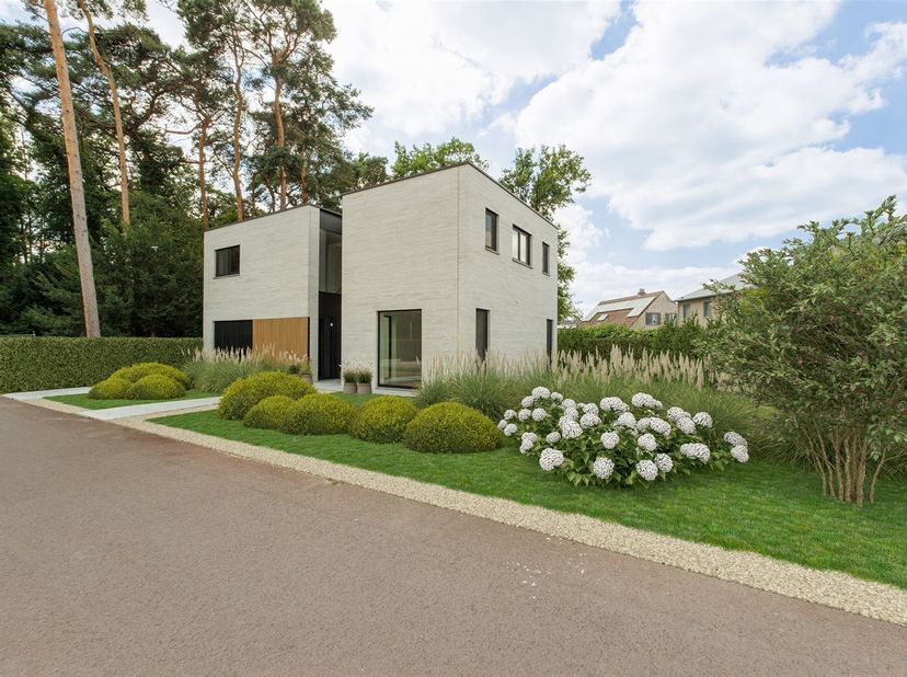 Deze halfopen nieuwbouwwoning wordt verkocht onder het stelsel van de registratierechten in plaats van btw, wat een aanzienlijk financieel voordeel op