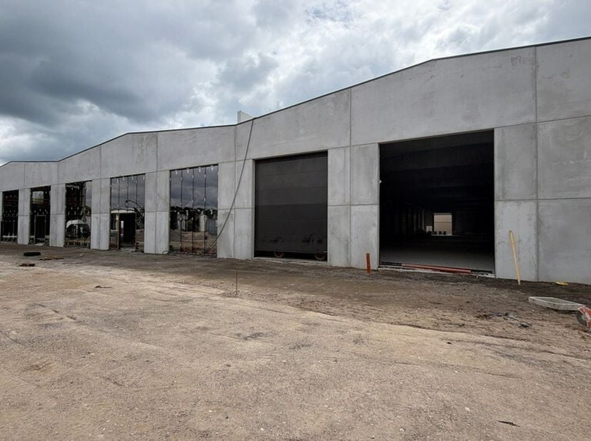 1.382,54m² nieuwbouw showroom<br />
Ligging: op voormalige Martal site, aan N1 met vlotte verbinding naar stadsring R6 en E19<br />
Specificaties: bet