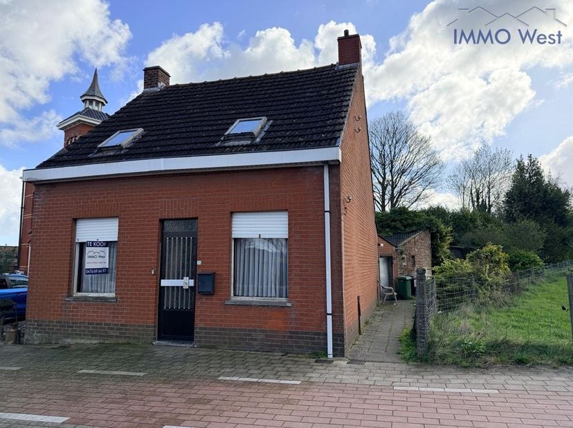 Grond te renoveren of nieuw te bouwen woning met grote tuin in Kemmel<br />
<br />
Indeling:<br />
<br />
Gelijkvloers:<br />
<br />
- Leefruimte met