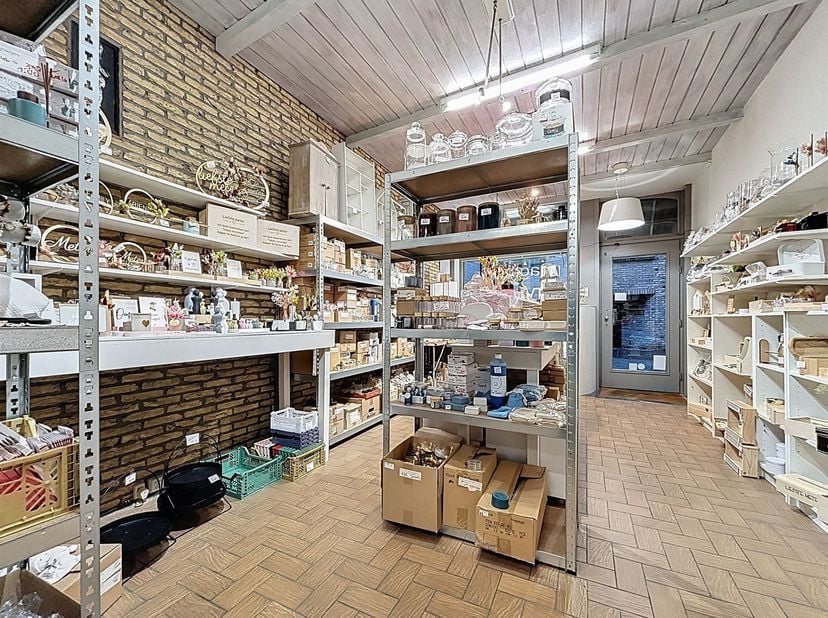 Handelsgelijkvloers (81m²) in centrum Ieper<br />
<br />
Het handelspand bestaat uit een winkelruimte met achteraan stockageplaats met keukenruimte