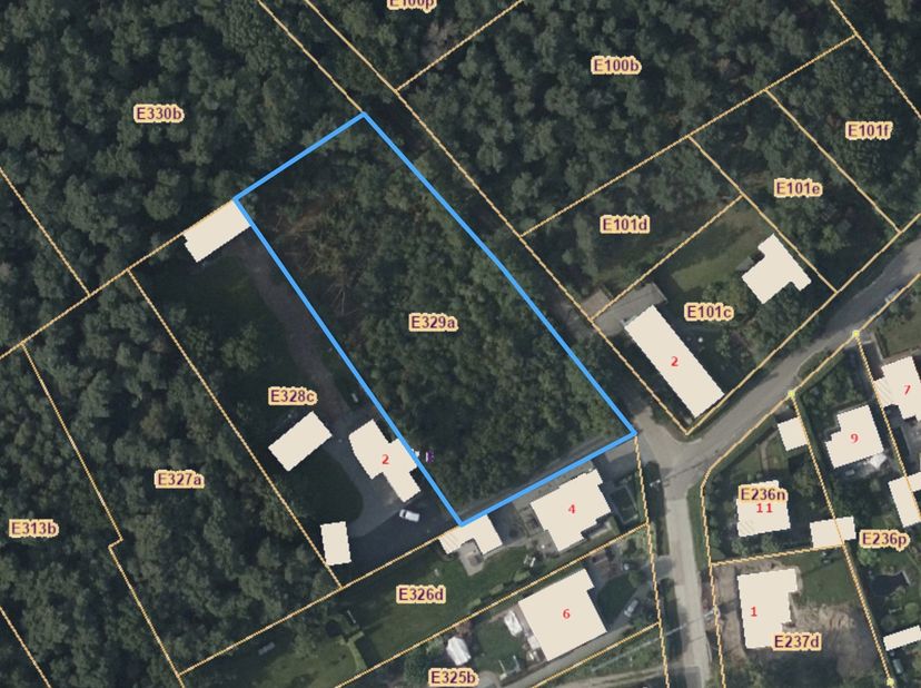 KASTERLEE – Un terrain boisé superbement situé, d'une superficie de 3 783 m², le long du Holle Weg et du Goorseweg. Pour plus d'informations, n'hésite