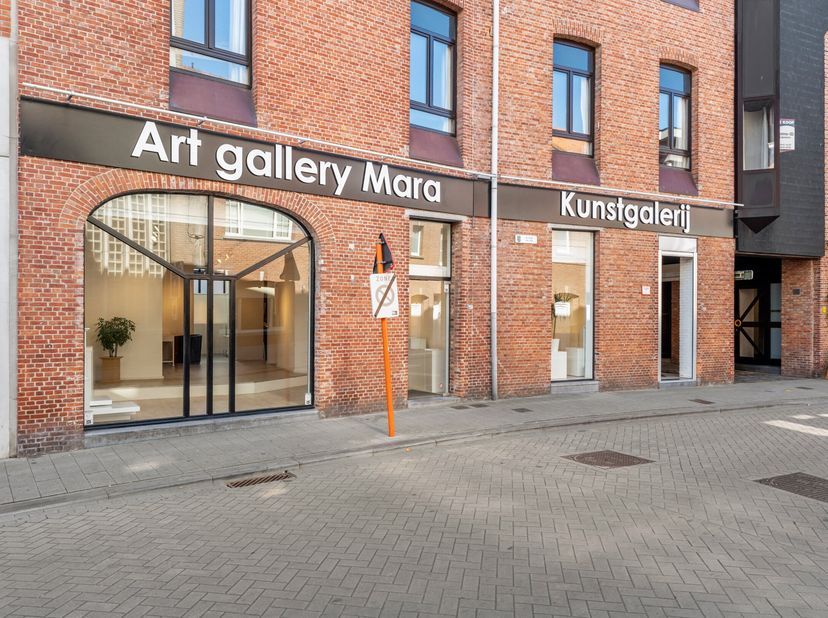 Dit ruime en lichtrijke pand op de gelijkvloerse verdieping van een appartementsgebouw is gelegen op een drukke commerciële locatie in het bruisende h