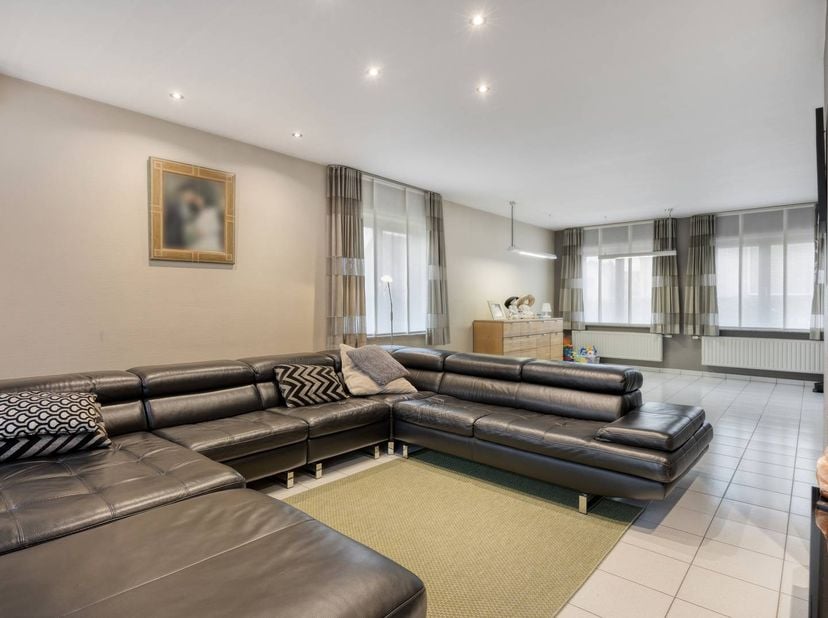 Vous recherchez une maison confortable et charmante dans un endroit calme mais central ? Alors cette maison familiale située à Houthalen-Oost vaut vra