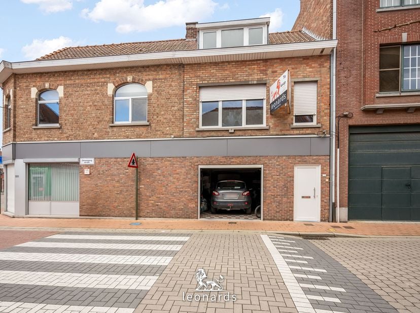 Deze verzorgde bel-etage woning in Wervik biedt heel wat ruimte en mogelijkheden. De woning beschikt over 3 slaapkamers, een badkamer, een lichtrijke