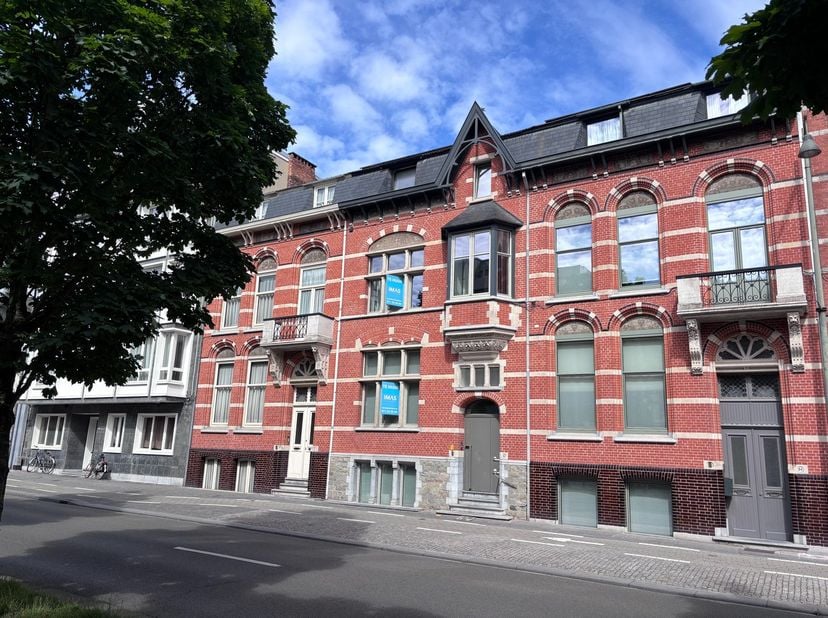 Aan de Thonissenlaan 62, temidden van het stadscentrum, bevindt zich op de Groene Boulevard deze prachtige herenwoning welke gerenoveerd werd naar 2 s
