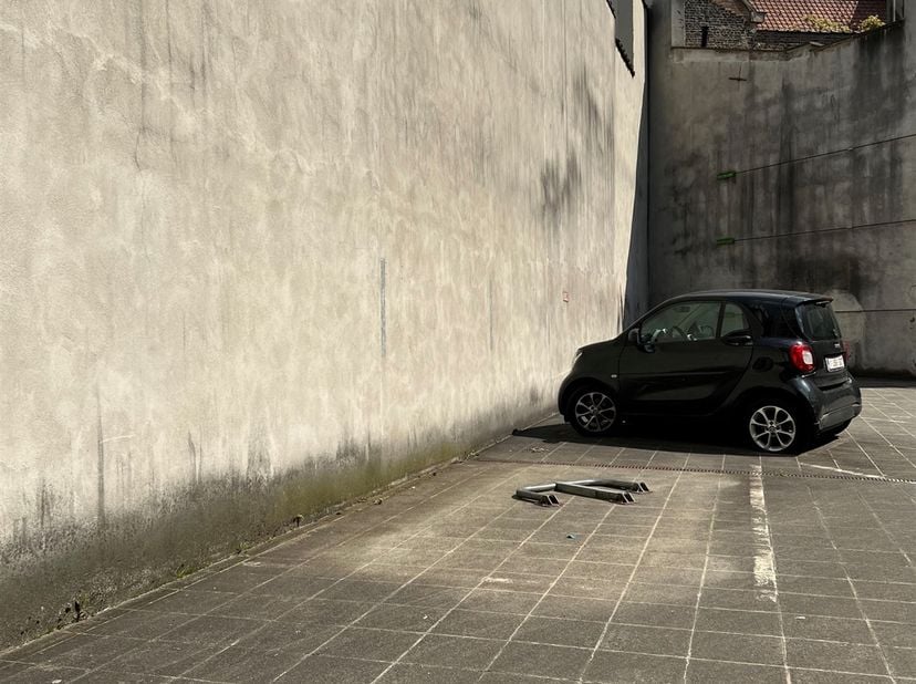 Emplacement de parking extérieur dans une cour intérieure accessible par une porte électrique à rue.<br />
Dimensions de la porte, porte à rue : Large