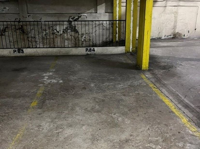 Autostaanplaats.<br />
Geschikt voor een personenwagen.<br />
Onmiddellijk beschikbaar.<br />
Huurprijs wordt vermeerderd met 21% BTW.<br />
Huurwaarb