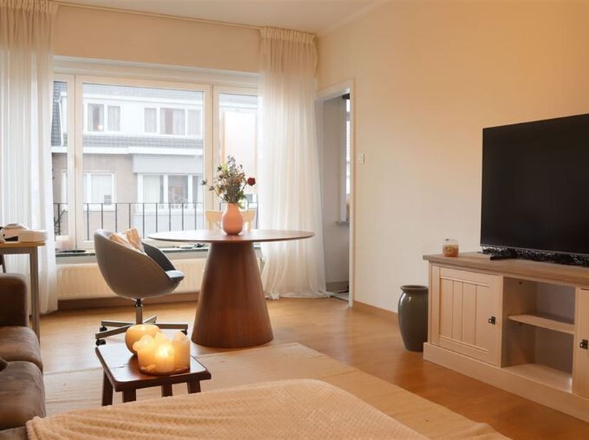 Appartement rénové dans une petite résidence de 2 chambres à coucher à proximité de la gare Saint-Pierre. Cet appartement confortable est situé au 2èm