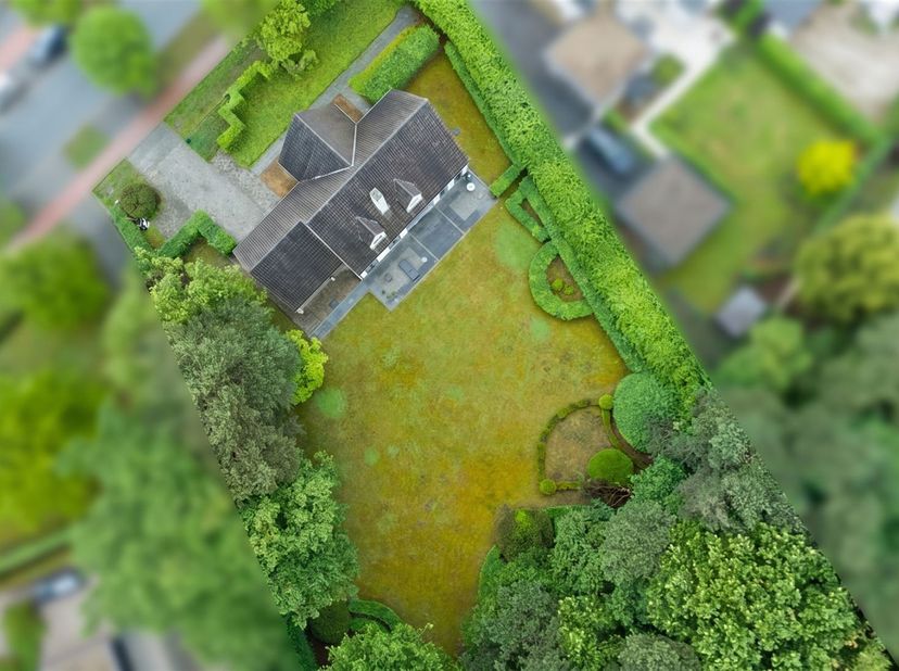 TE KOOP: Uitzonderlijke villa op een breed perceel van ca. 25 are in de Mosselerlaan te Genk!<br />
Deze ruime villa bevindt zich op een bijzonder aa