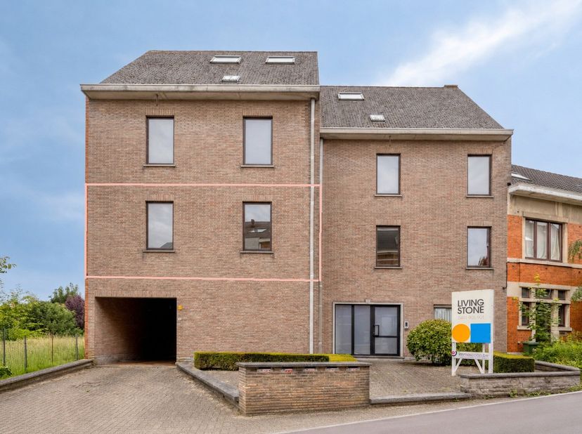 Dit op te frissen appartement met twee slaapkamers en garagebox bevindt zich in een kleinschalige residentie met slechts vijf entiteiten, op een bijzo
