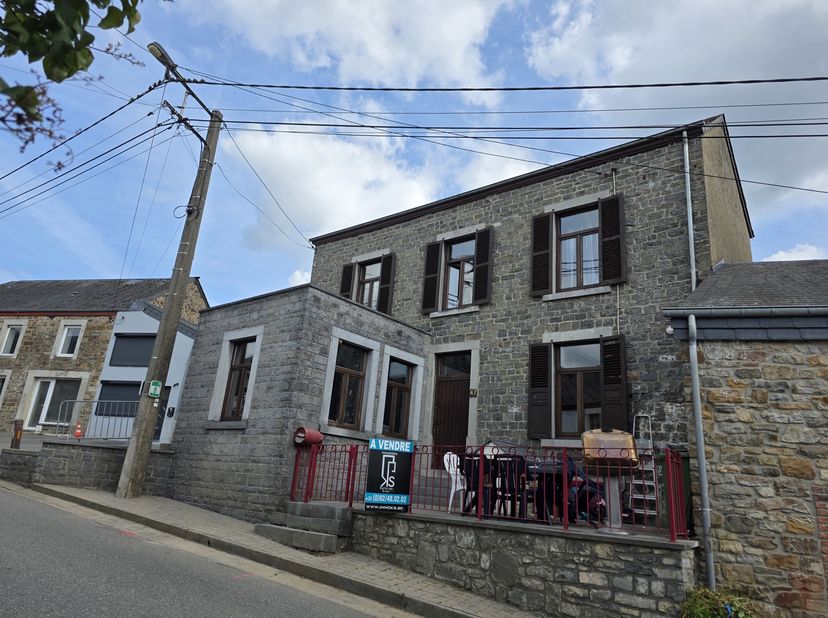 Au cœur du pittoresque village de Vencimont, cette maison en pierre rénovée allie charme et confort et est immédiatement habitable.<br />
Composition