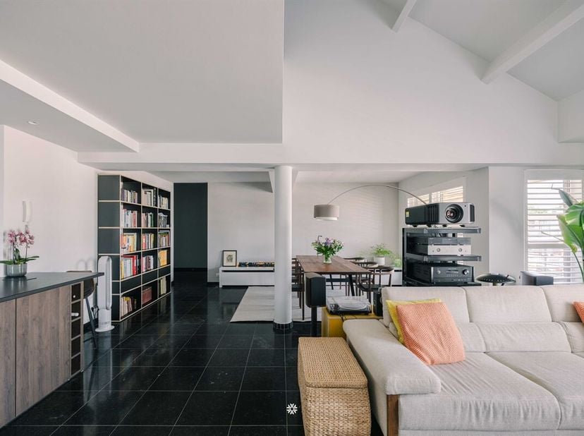 Op zoek naar een piece unique in Burcht? Ontdek deze uitzonderlijke duplex van maar liefst 144 m², waar het ruimtegevoel van een woning gecombineerd w