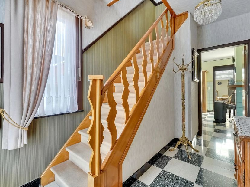 Deze charmante en goed onderhouden woning in Sint-Truiden biedt een woonoppervlakte van 184 m² en beschikt over drie ruime slaapkamers. De grote leefr