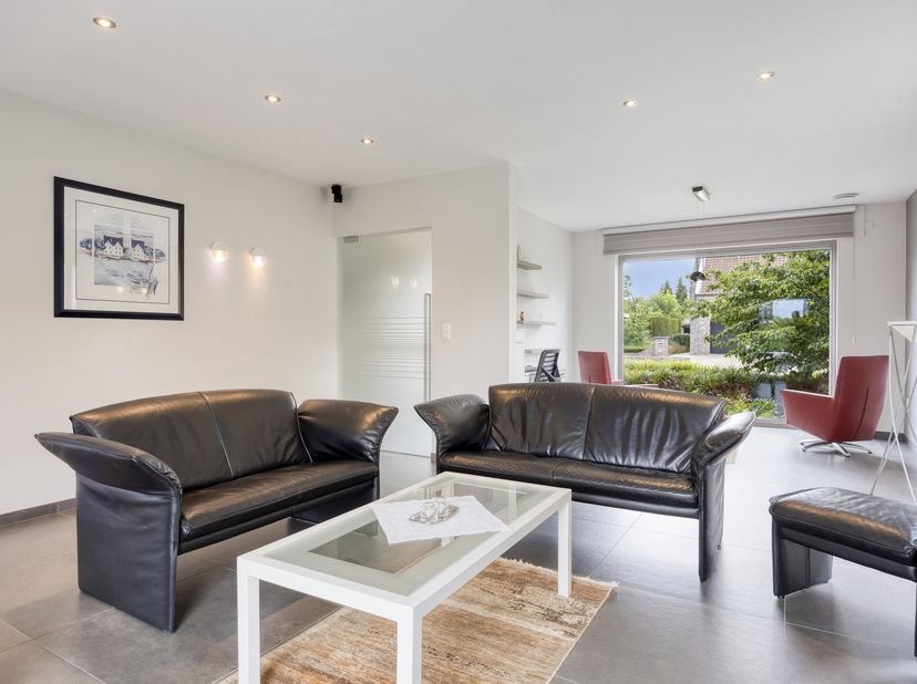 Zeer mooie, moderne woning (259m²) met 3 slaapkamers rustig gelegen op een perceel van 637 m² nabij het centrum van Lommel.<br />
Via de inkomhal loop