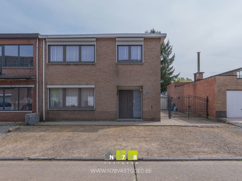 HALFVRIJSTAANDE WONING MET 4 SLAAPKAMERS OP EEN PERCEEL VAN 4A 98CA TE MAASMECHELEN<br />
TROEVEN<br />
- Ruime halfvrijstaande woning met 4 volwaardi