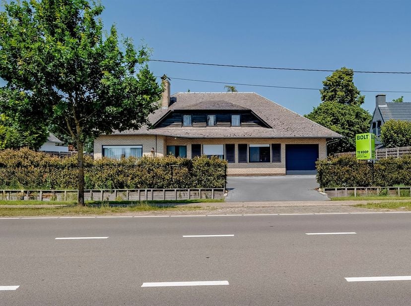 Cette villa entièrement indépendante est à vendre sur la Turnhoutsebaan, avec un accès très facile au centre de Malle. <br />
<br />
Grâce à cet emp