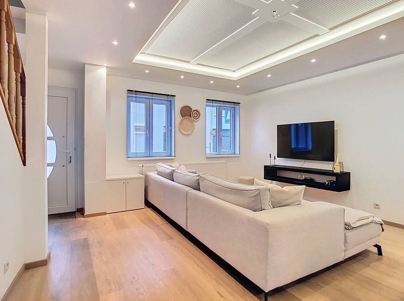 Bent u op zoek naar een woning waar u werkelijk alleen nog maar uw koffers hoeft uit te pakken? Dit prachtig en volledig gerenoveerd huis in het hart