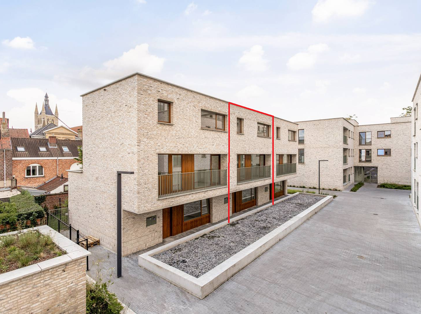 Deze stijlvolle nieuwbouwwoning is ideaal gelegen in het bruisende centrum van Ieper en combineert hedendaags comfort met een energiezuinige afwerking
