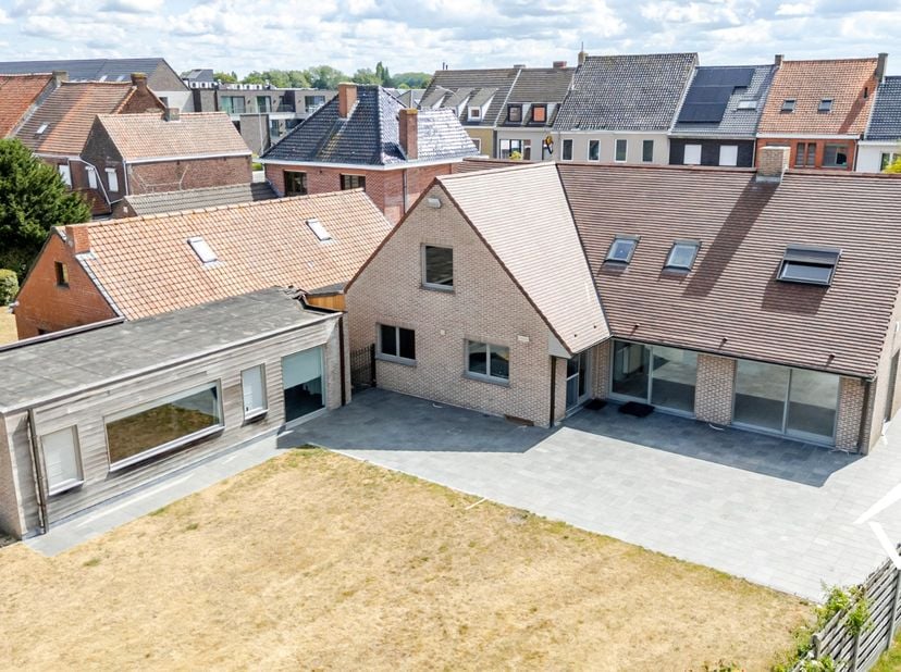 Deze alleenstaande woning is gelegen op een grondoppervlakte van 1304 m² en bestaat uit: <br />
<br />
Zéér ruime oprit - inkomhal - toilet - living (