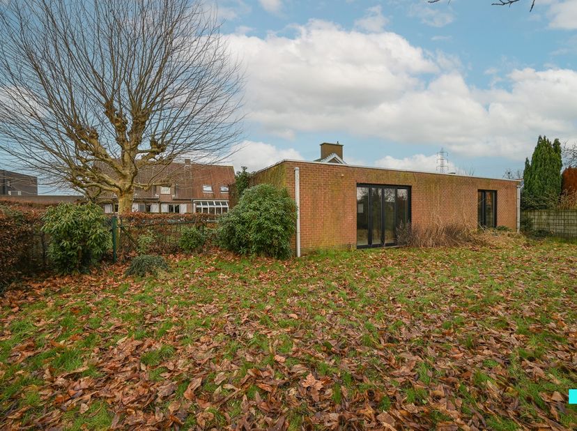Deze uitzonderlijke eigendom bestaat uit een ruime gezinswoning en een afzonderlijk kantoorgebouw (dienstverlening/vrije beroepen/kangoeroewoning), be