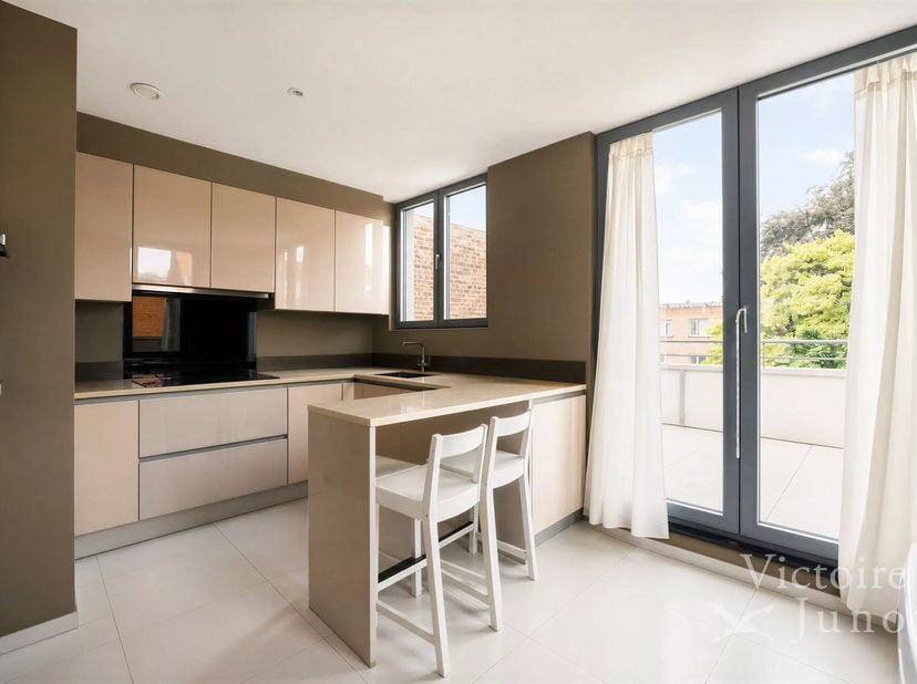 Victoire Junot biedt u, op een steenworp van het Stéphanieplein, in een rustige straat, dit prachtige omgekeerde duplex-penthouse aan met een oppervla