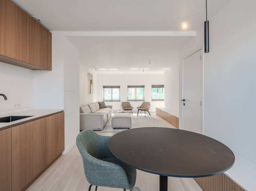 Dit fantastisch duplexappartement te koop is gelegen op de tweede verdieping van "Villa Victoire" langs de Nieuwpoortsesteenweg te Oostende. Het gebou