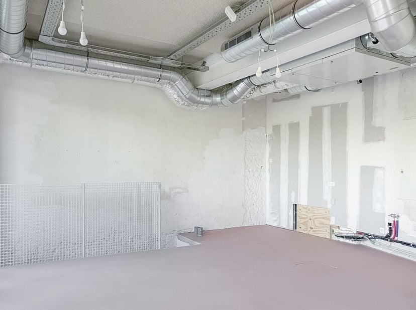 Droom jij van een eigen zaak op een dynamische locatie? Dan is dit handelspand misschien wel precies waar jij naar op zoek bent.<br />
Met een ligging