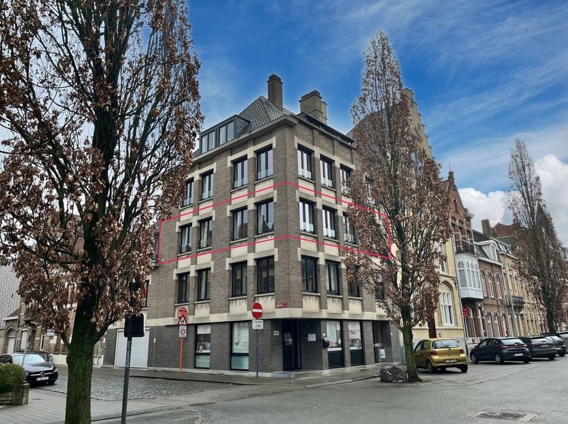 Êtes-vous intéressé par cette propriété à louer à Ypres ? Naviguez ensuite sur le site www.dewaele.com, cliquez sur le bouton rouge « Demander une vis