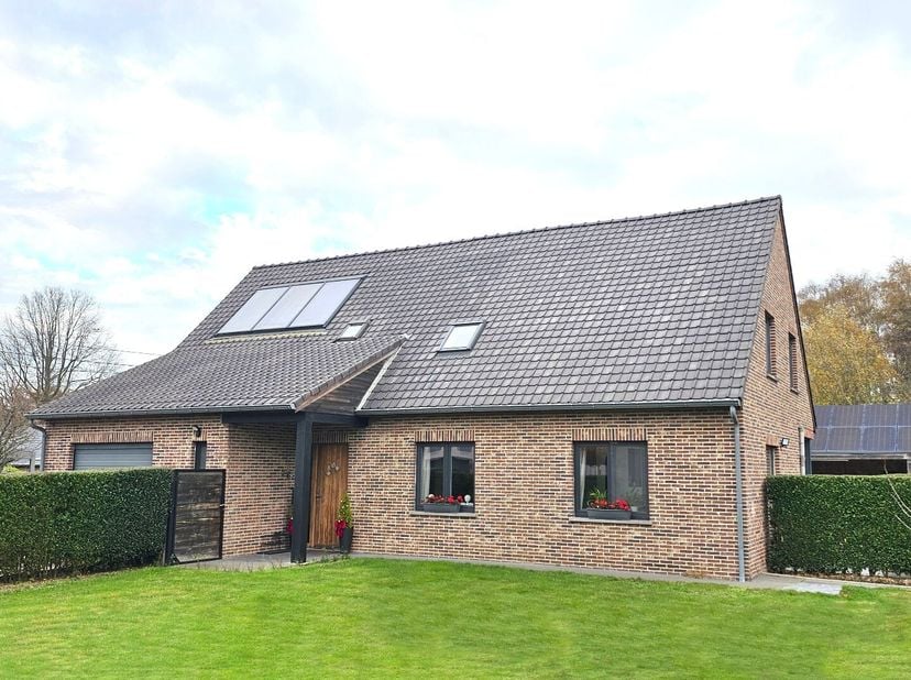 Ruime, vrijstaande woning met 3 slaapkamers, 2 badkamers, garage en mooie, ingerichte tuin. De woning werd in 2019 praktisch volledig gerenoveerd en b