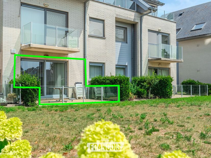 Ce très soigné appartement de plain-pied, entièrement prêt à emménager, offre une expérience de vie confortable et bien agencée dans un quartier résid