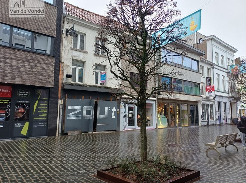 Handelswoonst (handelpand met duplex appartement) in het centrum van Aalst (Zoutstraat).<br />
In de winkelstraat Zoutstraat treffen we dit handelspan
